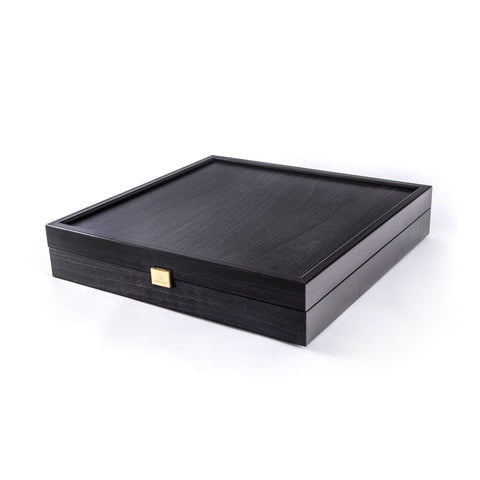 Medinė dėžutė kvadratinė juoda, uždaryta, plokščiu kampu parodyta iš viršaus su aukso užsegimu, ideali dovanai
