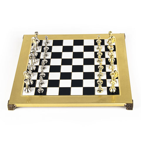 Šachmatų lenta su aukso rėmu ir sidabrinėmis bei auksinėmis figūromis, iš viršaus parodyta pasiruošusi žaidimui