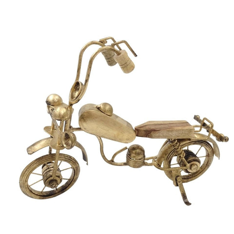 Dekoratyvinis motociklas iš sendinto žalvario su medine sėdyne, šoninis 3/4 kampas, unikalus rankų darbo variantas