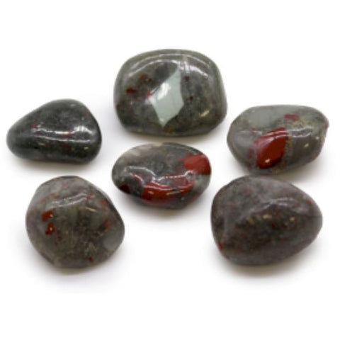 Kraujinis jaspis, poliruoti tumbled akmenukai (6 vnt., apie 2–3 cm), tamsiai žali su raudonomis dėmėmis, skirti energetinei praktikai