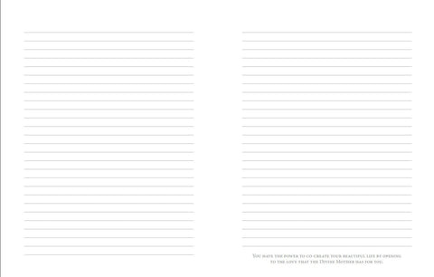 Sąsiuvinis atvertas: dviejų pusių linijuoti balti puslapiai, apatiniame dešiniajame kampe matoma trumpa įkvepianti citata