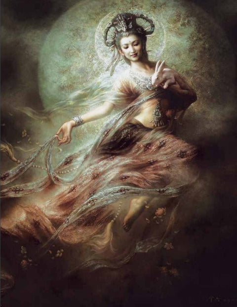 Sienos paveikslas — eterinė moters figūra su mėnulio fonu, švelnios rausvos ir žalsvos spalvos, vertikalus drobės variantas.