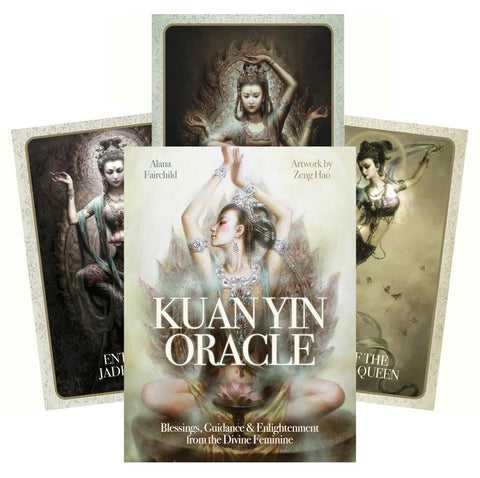 Kuan Yin Oracle kortos – dėžutės viršelis su autorės vardu ir trimis pavyzdinėmis kortomis išrikiuotomis fone