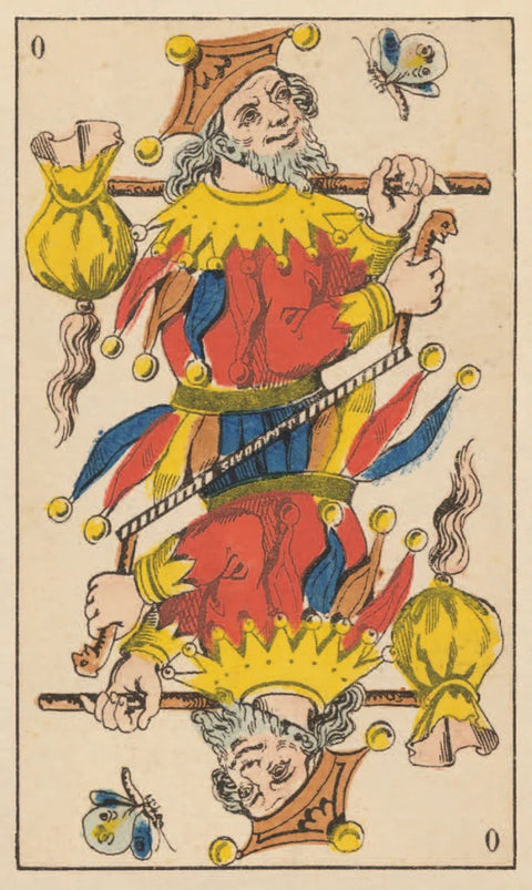 Tarot korta Marseilio karalius su lazdomis, spalvota dvipusė iliustracija su raudonais ir geltonais akcentais, išskirtinė senovinėje stilistika