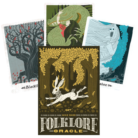 Folklore oracle kortų rinkinys Mike Bass — tamsiai žalsvai-rudas viršelis su šuoliančiu triušiu prieš aukso lapus ir trys pavyzdinės kortos už nugaros