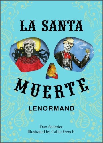 La Santa Muerte Lenormand kortos su šviesiai turkio viršeliu, dvi kaukolės iliustracijos ir autoriaus/iliustratorės kreditai, stambus dėmesys priekinam viršeliui
