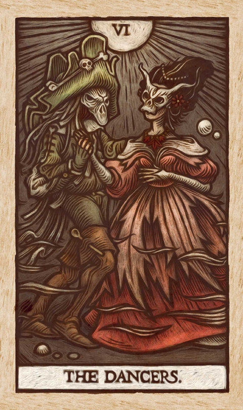 tarot korta The Dancers medžio raižinio stiliaus, raudoni ir žali tonai, elegantiška pora skeletų šokančių ant scenos