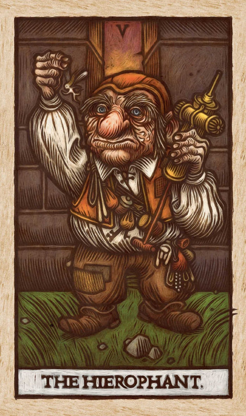 Tarot korta Hierophant: vertikalus rudos ir oranžinės spalvų piešinys, kuriame pagyvenęs šventikas laiko raktą ir ritualinį ąsotį.