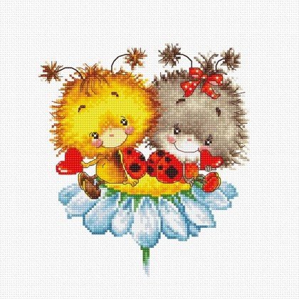 Siuvinėjimo rinkinys: dvi mažos pūkuotos boružėlės geltonos ir pilkos spalvų ant mėlynos ramunės, 20×20 cm raštas