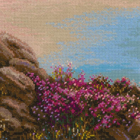 kryželių paveikslas su rožiniais gėlių žiedais ir mėlyna jūros fone, 30×40 cm, arti rodomos siūlių tekstūros