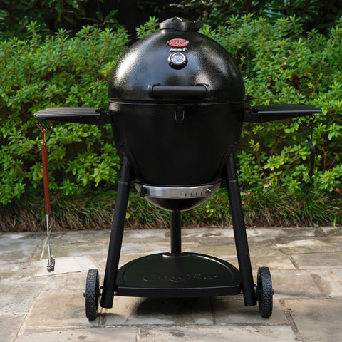 Kamado kepsninė Char-Griller juoda ant stovės su sulankstomomis šoninėmis lentynėlėmis, integruotu termometru ir ratukais, paruošta lauko kepimui