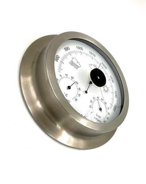 Barometras su termometru ir drėgmės matuokliu, nerūdijančio plieno korpusas ir baltas ciferblatas, matomas šonu kampu