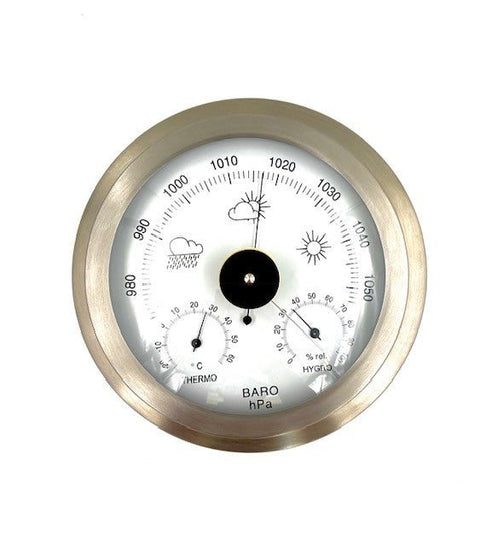 Barometras su žalvariniu rėmu, baltu ciferblatu ir integruotais termometru bei higrometru, priekinis planas