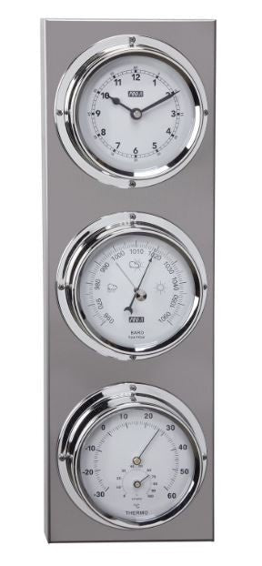 sieninis meteorologinis rinkinys, sidabrinis, su trimis chromuotais ciferblatais — laikrodis, barometras ir termometras ant vertikalaus blizgaus skydelio, tiesus priekis
