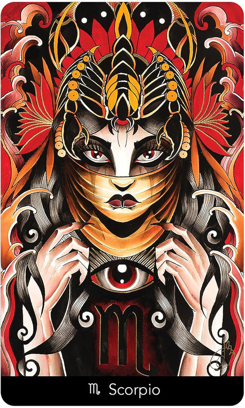 Skorpionas tarot korta su raudonų, juodų ir auksinių tonų iliustracija, moters veidas su skorpiono galva ir atvira trečioji akis