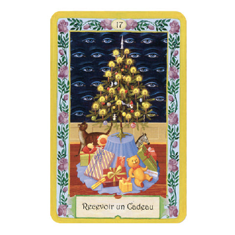 tarot korta 17 priekinė pusė: žvakėmis apšviesta eglutė su dovanomis, meškiuku ir prancūzišku užrašu „Recevoir un Cadeau“