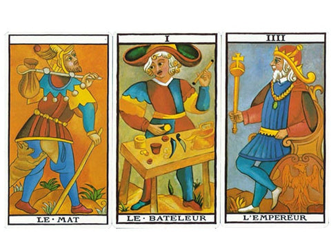 Tarot kortos – trijų Marseille Arkana kortų priekiai su ryškiomis geltonomis, mėlynomis ir raudonomis iliustracijomis, parodo dizainą ir detalumą