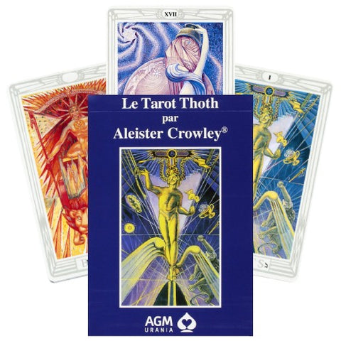 Le Tarot Thoth Aleister Crowley mėlyna dėžutė su pagrindiniu kortos vaizdu priekyje ir trimis kortomis fone, produkto vaizdas skiriasi variantais pagal dėžutės kampą