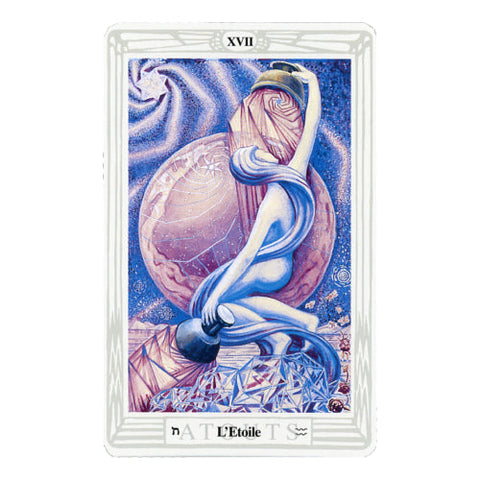 Tarot korta Žvaigždė (XVII) – ryškiai mėlyna ir rožinė priekinė korta su moters figūra pilstančia vandenį