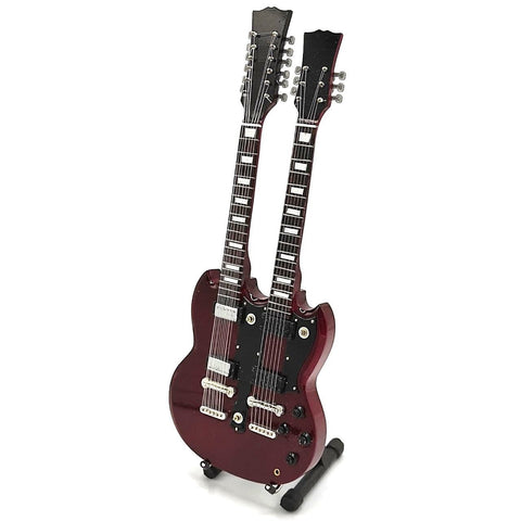 Dviguba elektrinė gitara tamsiai raudona (burgundy), su 12 ir 6 stygų kaklais, trikvartalinis priekio kampas ant stovo, matomi garso valdikliai