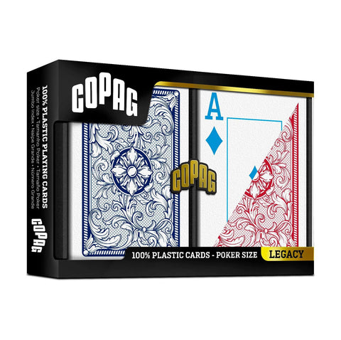 Kortos Copag Legacy, 100% plastikinės pokerio dydžio — pakuotėje mėlynos nugarėlės komplektas ir matoma raudona tūrinė tūrinė Ace korta priekyje
