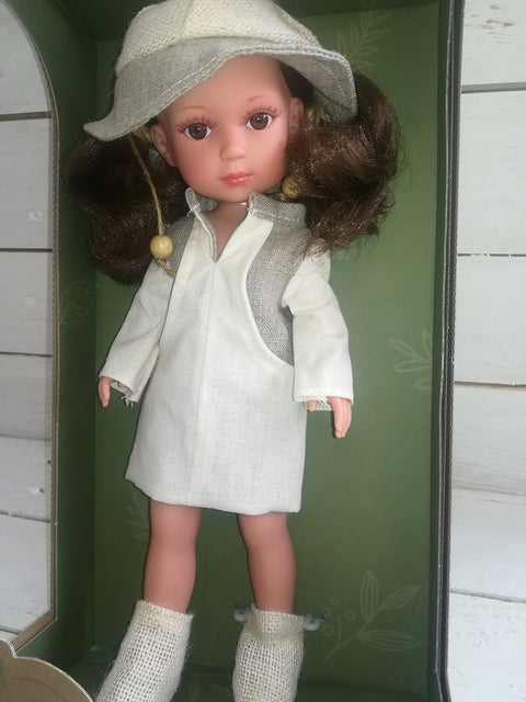 Vinilinė lėlytė Carole su rankų darbo lininiais rūbais, 36 cm – ARIAS