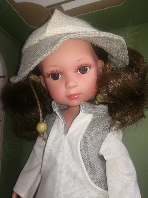 Vinilinė lėlytė Carole su rankų darbo lininiais rūbais, 36 cm – ARIAS