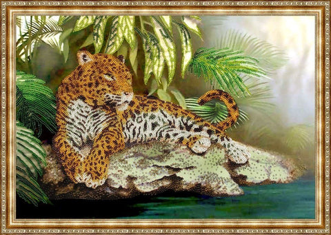 Deimantinė mozaika: rudas leopardas ant uolos su auksiniu rėmu, paruošta kabinti virš židinio (60×80 cm)
