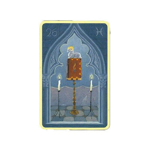 tarot korta su mėlynu gotikiniu fonu: ant aukšto stovo knyga uždengta drapiru, dvi žvakės šonuose ir 26 su žuvų simboliu