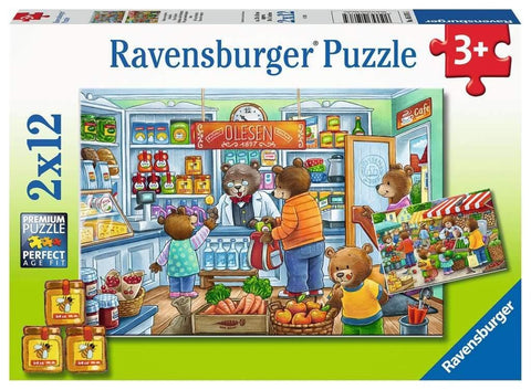 Dėlionė Ravensburger 2x12 (3+), dėžutės priekinė pakuotė su spalvinga lokių parduotuvės ir turgelio scena