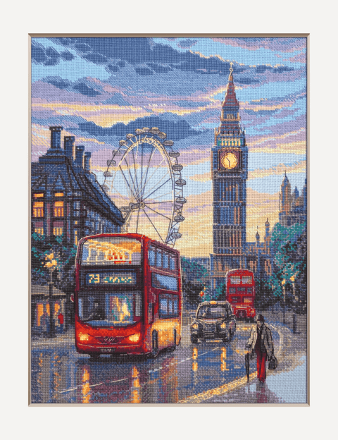 Paveikslas — rankų darbo kryželiu siuvinėtas Londono scena su raudonu dviaukščiu autobusu, Big Beno ir London Eye bei lietaus atspindžiais