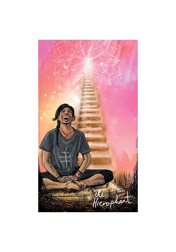 Tarot korta Hierofantas: besišypsantis vyras medituoja prie laiptų į šviesą rožiniame-oranžiniame fone
