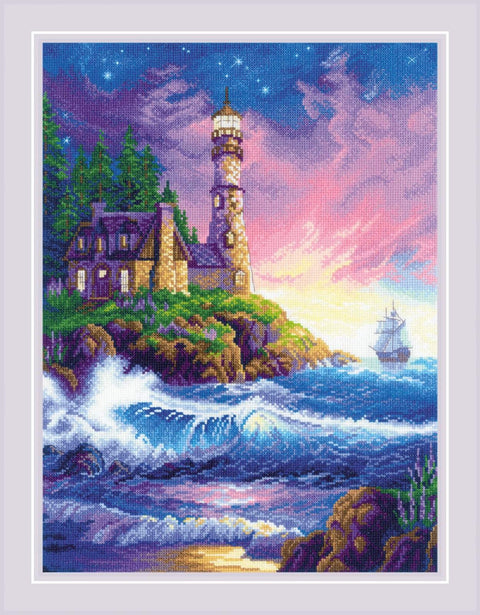 Siuvinėjimo rinkinys su švyturiu, detali vakarinė uolos ir bangų scena purpuriniu‑rožiniu dangumi ir burlaiviu, 40×50 cm