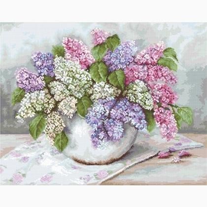 Kryželių rinkinys: pastelinė alyvų puokštė baltame vazone ant staltiesės, 40 × 50 cm variantas su detalių spalvų palete