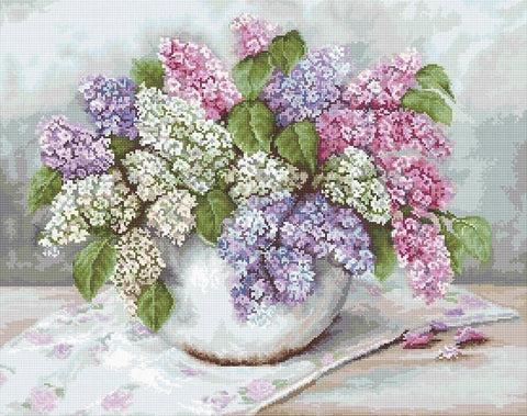 siuvinėjimo rinkinys – alyvų puokštė pastelinių violetinių, rožinių ir baltų tonų keraminėje vazoje