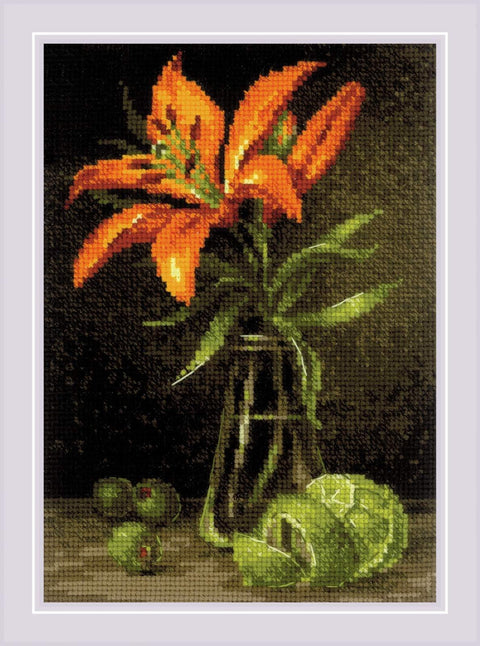 Kryželių rinkinys oranžinė lelija vazoje su žaliosiomis citrinomis, 30×40 cm variantas, arti priartinta detalizuota kompozicija