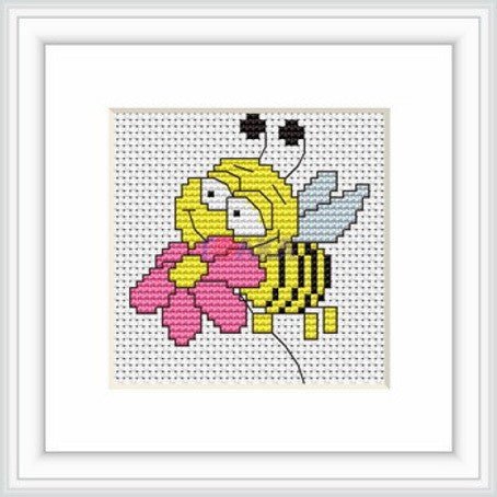 Kryželių rinkinys su geltona bitute ant rožinės gėlės, baigtas ir įrėmintas baltame rėme, 20×20 cm
