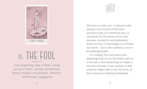 tarot korta The Fool rožiniame knygos lape su iliustracija ir raktiniais žodžiais, paaiškinanti naujus pradus ir kvietimą rizikuoti