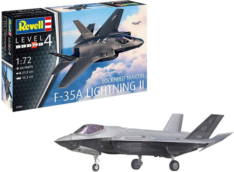 F-35A Lightning II modelis Revell 1:72 pilkas, su dėže ir surinktu lėktuvu ant žemės, rodoma priekine–šonine perspektyva