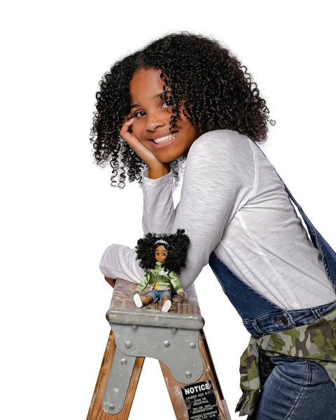 Lottie Mari Copeny – aktyvistės lėlė su megafonu ir plakatu, 18 cm, 3+