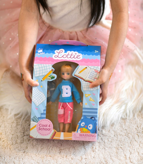 Lottie lėlė Moksleivė su kuprine – 18 cm, lanksti, 3+