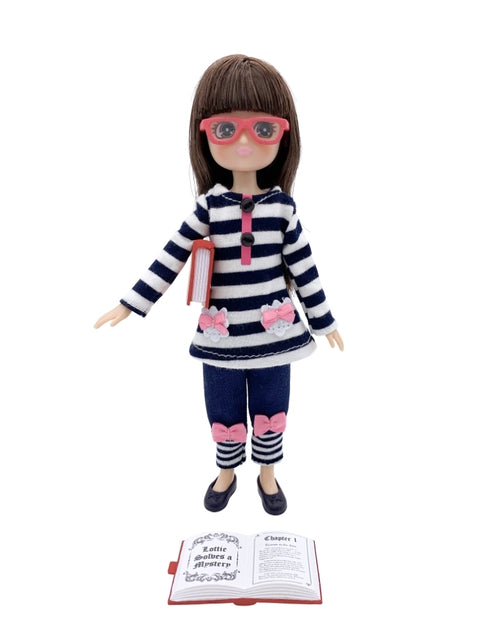 Lottie lėlė „Pasakų metas“ – 18 cm skaitytoja su knyga, 3+