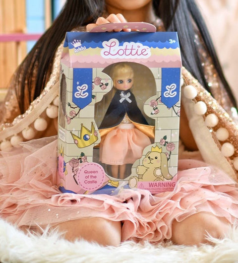 Lottie lėlė Pilies karalienė – 18 cm, tutu sijonas, karūna, 3+