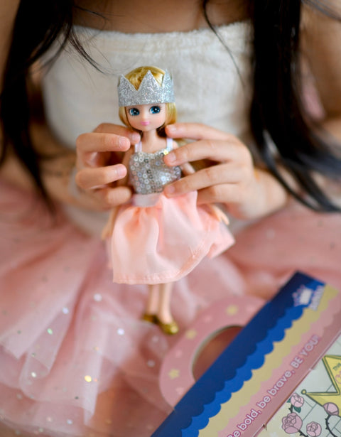 Lottie lėlė Pilies karalienė – 18 cm, tutu sijonas, karūna, 3+