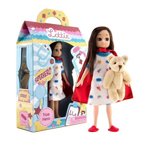 Lottie „Tikroji herojė“ lėlė – STEM įkvėpta, su apsiaustu ir meškiuku, 3+