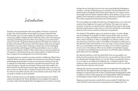 Knyga atversta ant balto fono: dviejų pusių tekstinis skyrius „Introduction“ su ornamentiniu lapeliu viršuje