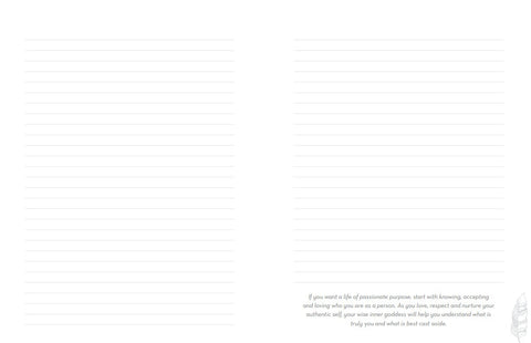 sąsiuvinis su dviem atvirais puslapiais, blyškiomis pilkomis linijomis ir trumpa motyvacine citata apatiniame dešiniajame kampe