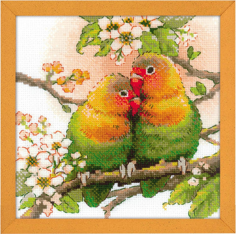 Siuvinėjimo rinkinys: pora žalių-oranžinių meilės papūgėlių ant žydinčios šakos, medinis rėmas, 30×30 cm
