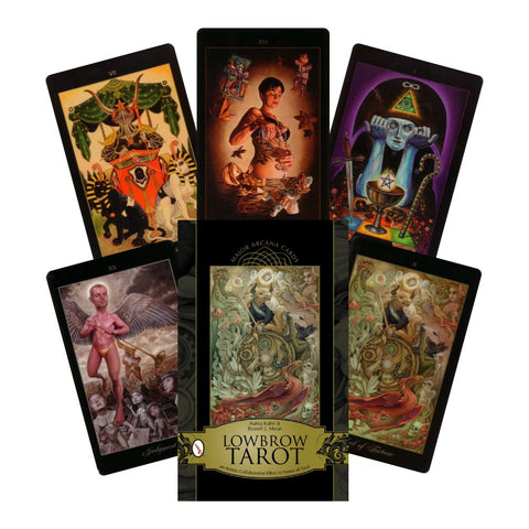 Tarot kortos Lowbrow Tarot su juodu dėklu ir penkiomis išskleistomis didžiųjų arkana kortomis, matomas dėklo priekinis dizainas