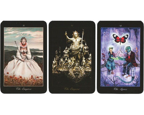 Tarot kortos trijų kortų derinys: Imperatorė, Imperatorius ir Meilužiai su juodais borteliais, skirtingos iliustracijos kolekcijai